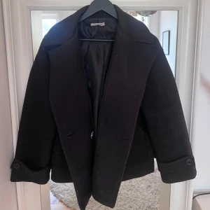 Design by si kappa - Bra skick, lite nopprig men inget man tänker på. Bara använd en höst och lite i våras, skriv för mer bilder! Nypris ca 800kr 1 knapp har låssnat på den 