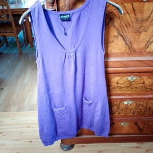 Kort klänning syrenlila stl XL med fickor fram. - Helt ny och oanvänd syrenlila klänning med små fickor fram och i stl XL