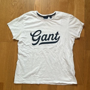En vit t-shirt med tryck från Gant - Jag säljer denna för att den inte kommer till användning. Den är i mycket bra skick och inte använd många gånger. Pris kan diskuteras. 