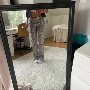 Printade byxor! - Såååå sjukt snygga orm printade byxor i ett lite mer ”skin/lack” material! Inga som helst defekter, från weekday i storlek 38. Sitter som ni ser lite baggy och väldigt coolt på mig som i vanliga fall bär 36🩵