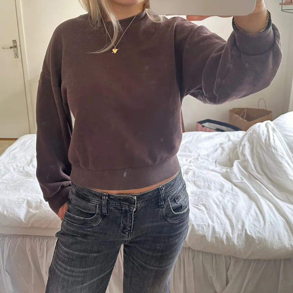 tjock, brun sweatshirt från gina tricot i storlek XS. bra skick men lite bleknad i färgen. Tröjor & Koftor.