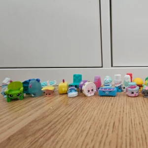 Shopkins  - En kollektion av shopkins från säsong 1-2. Ser nya ut men har haft om ett tag.