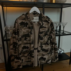 Jacka med nitar och campuflagemönster - Snygg jacka från Springfield med nitar. Storlek M men sitter såhär på mig som är ca 160lång. Knappt använd 🩷