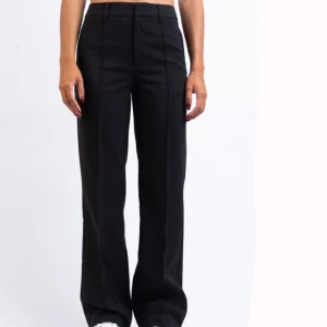 Högmidjade kostymbyxor  - Säljer dessa kostymbyxor från Madlady då det är förstora för mig, är använda fåtal gånger men är i gott skick💞 Skriv om du har frågor eller vill ha fler bilder💞 Nypris: 599kr