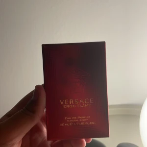 Versace parfym  - Det var 50ml  från början nu kanske de är 35-40 kvar 