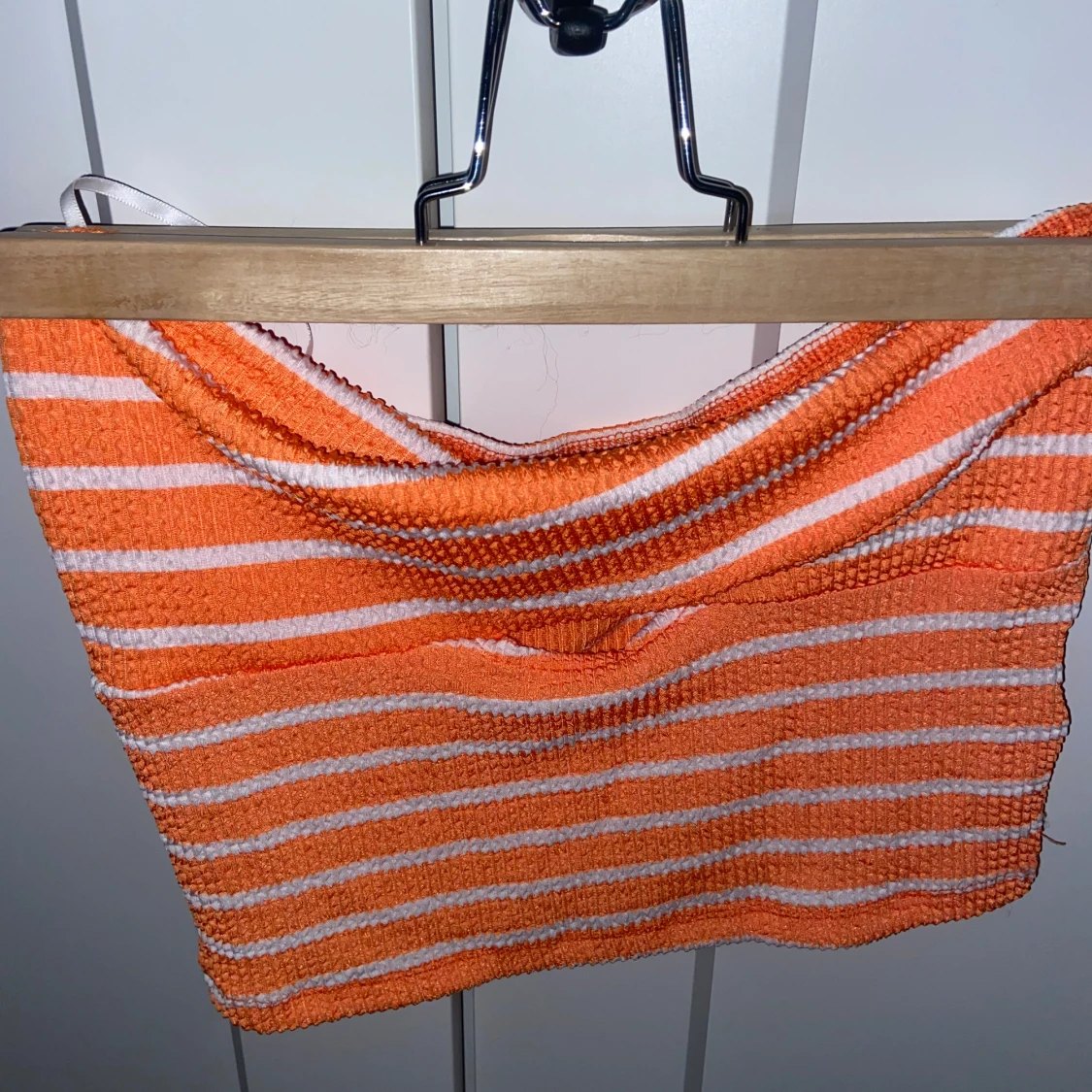 Randig orange och vit tubtopp