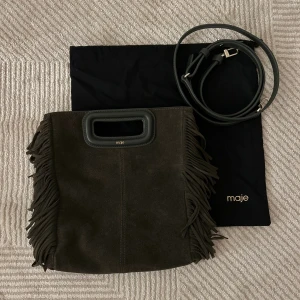 Maje väska, grön mocka  - Superfin Maje väska som tyvärr inte kommer till användning längre. Köpt för ungefär ett år sedan och är sparsamt använd utan några slitningar eller repor 