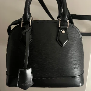 Väska - Säljer pga att jag inte gillar den längre, köptes på Plick🥰