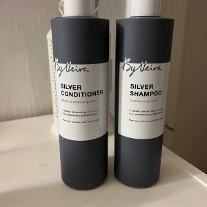 Silver shampoo och balsam från By Lieve - Silver Conditioner och Silver Shampoo från By Lieve. Dessa produkter är färgbevarande och hjälper till att neutralisera gyllene toner i håret. De är fria från silikon och 100% veganska. Mer än halva flaskorna kvar! Båda för 30kr!