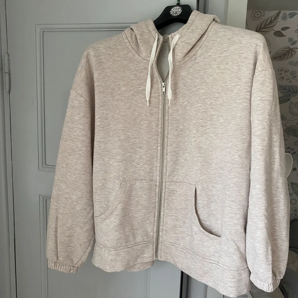 Beige zip hoodie från Kappahl i storlek L. Bra skick. Hoodies.