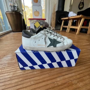 Golden Goose - Säljer ett par feta golden gosse  super star i storlek 40 men passar 41! De är i bra skick är är omhändertagna Vid funderingar är det bara att höra va sig🔔