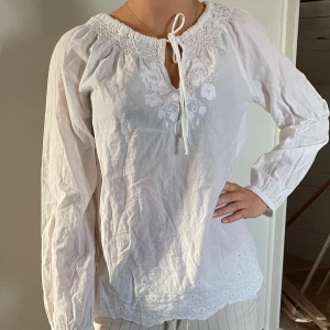 Topp - Fin vit topp från ellos passar s