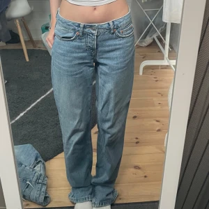 lågmidjade jeans  - lågmidjade jeans från lager157 i ICON stl xxs, dom är för långa för mig som är 156 för referens!