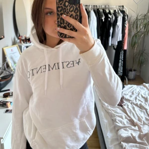 Super fin unik hoddie🤍🤍 - En super fin unik hoddie köpt av ett UF företag. 🤍🤍 Nästan helt oanvänd 