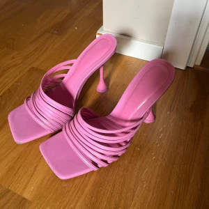 Zara klackar - Rosa klackskor från Zara, bra skick med lite slitningar 🩷