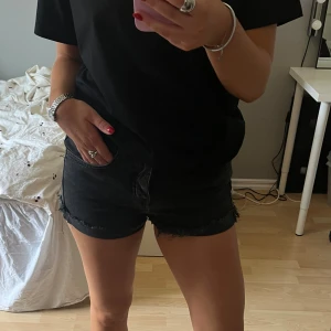 Jeansshorts  - Jeansshorts från stradivarius, använd fåtal gånger 
