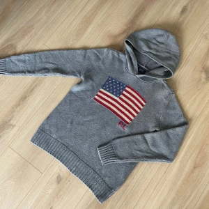 Ralph Lauren hoodie  - Säljer en Ralph Lauren hoodie som är i ett väldigt bra skick!  Hör gärna av dig om du har frågor!