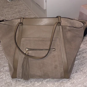 Väska - Säljer denna fina väska. Använd 2-3 gånger men kommer ej till användning längre 