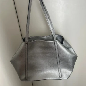 Silvrig handväska - Silvrig handväska