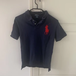 Sjukt fet Ralph lauren polo - Passar dig som är runt 160. Säljs för den blivit för liten och för den aldrig kom till användning. Tröjan är knappt använd. 