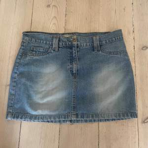 Mini jeans kjol, storlek 38 men måtten är 40cm tvärsöver höfter/midja (lågmidjad). Den är 34 cm lång. Skit snygg, väldigt gammal kjol men knappt använd. Har två revor vid fickorna men syns inte om man har på sig dem! Skriv om ni har fler frågor💕