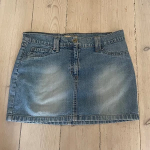 Jeanskjol - Mini jeans kjol, storlek 38 men måtten är 40cm tvärsöver höfter/midja (lågmidjad). Den är 34 cm lång. Skit snygg, väldigt gammal kjol men knappt använd. Har två revor vid fickorna men syns inte om man har på sig dem! Skriv om ni har fler frågor💕