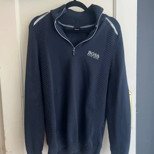 Hugo boss  - Hugo boss tröja.  Storlek:M  Sitter som small. Passar bra om du är runt 170.