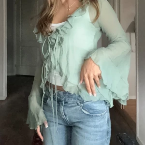 Zara blus - Så fin blus som jag säljer då den ej kommer till användning. Endast använd 1 gång. Grön grå färg.