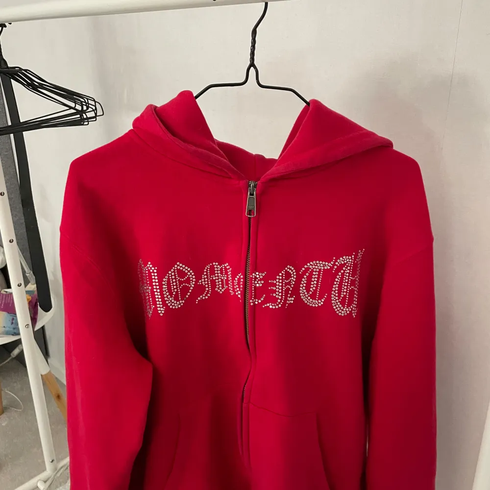 Chill röd Russell rhinestone hoodie i storlek s 🙏🏻🤙🏻. Hoodies.