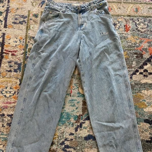 Dime Jeans - Snygga baggyjeans från Dime! Riktigt bra skick, använda ett fåtal gånger! Tveka inte att höra av dig vid frågor!