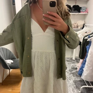 Jacka - Säljer denna fina jacka i hyfsat skick. Enda är att den har en fläck precis vid nacken men inget som syns om man ändå har utsläppt hår eller någon man tänker på så mycket men därför som jag säljer den billigare än vad jag skulle gjort annars🤗