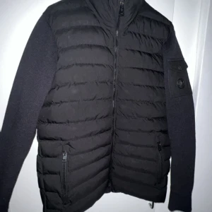 Moncler cardigan  - Moncler cardigan svart och har inte andvänd den så mycket och är helt svart 