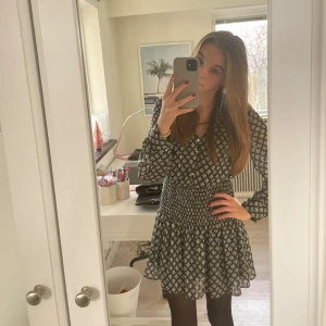 Mönstrad klänning zara - Säljer denna knappt använda klänning från zara som jag köpte 2022, säljer då den inte har använts. Storlek xs men passar mig som är en s