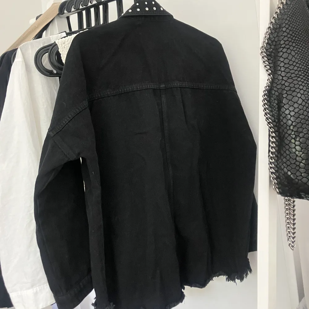 Cool svart jeansjacka från Zara med silvriga detaljer⭐️  Jeansmaterialet är tunnare vilket gör att jackan är perfekt nu i sommar/tidig höst🤩. Jackor.