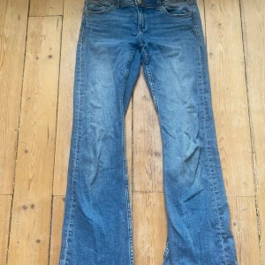 Blå jeans storlek 152 från Gina 80 kr - Blå bootcut jeans från Gina Young i storlek 152, har knappast använts!!