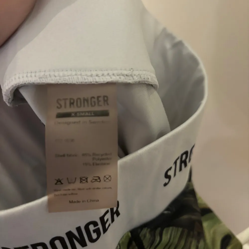 Jätte fina och bra träningstights från stronger. Dem har använts flitigt och har inga tecken på slitat.Jag säljer dem då dem inte passar mig längre  Köpta för 450kr💕💕. Sportswear.