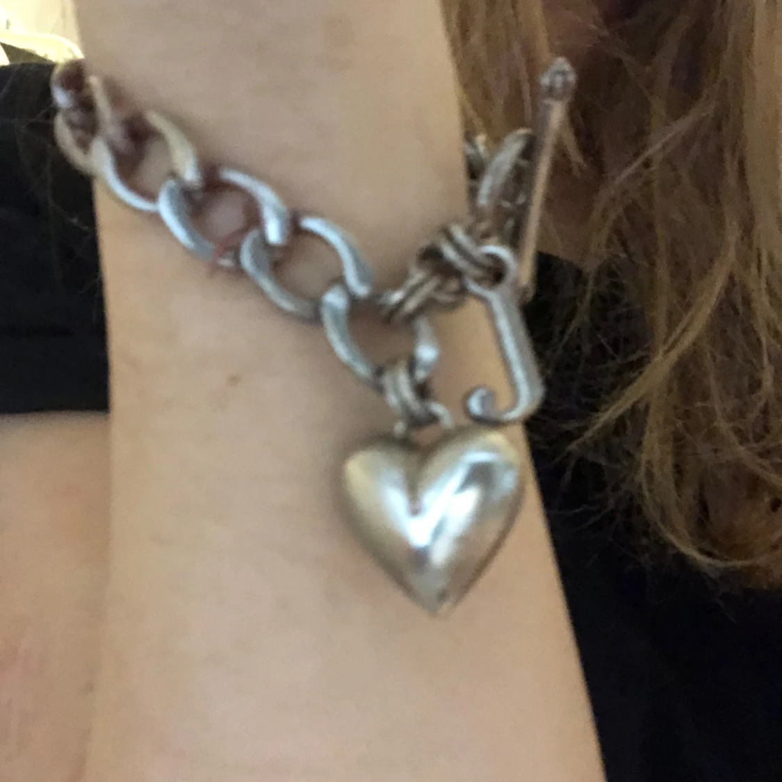 Silverfärgat armband med hjärthänge