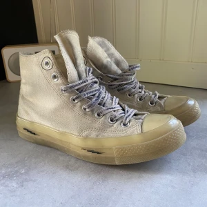 Converse x off spring limited edition  - Ett par ganska väl använda converseskor, i nypris köpta för 2000kr  De är lite smutsiga men det går säkert att tvätta bort, en cool modell med ett avtagbart converse märke på sidan av skon Pris är förhandlingsbart