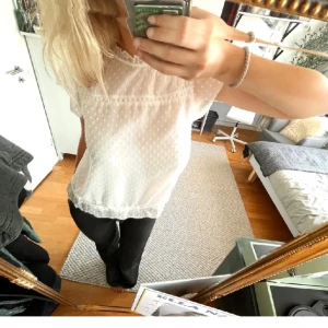 Blus - Jätte gullig blus nu till sommaren från only som bara är andvänd nån gång inga defekter alls. Storlek XS (FÖRSTA BILDEN ÄR LÅNAD)💕💕