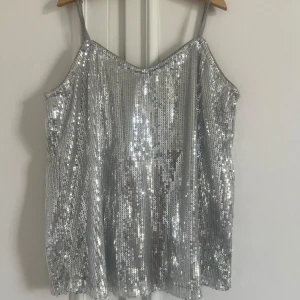 Paljettopp - Superfin paljett/glittertopp från veromoda, endast använd 1 gång