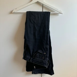 Svarta lågmidjade jeans från zara  - Säljer dessa lågmidjade jeans från zara som inte kommer till användning. Skulle kunna tro att de är i storlek 36 i fint skick 