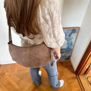 beck söndergaard väska  - beige/ljusbrun axelväska från beck söndergaard i äkta suede. helt oanvänd med lappen kvar! nypris 1399 kr