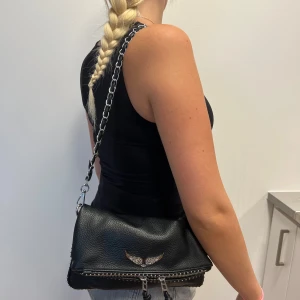 Zadig väska - Supersnygg zadig väska med nitar. Väl använd men i allmänt bra skick!