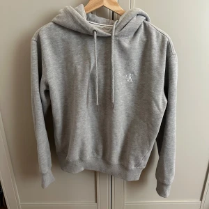 Calvin Klein  - Säljer en Calvin Klein hoodie i storlek M. Helt oanvänd!😌 pris kan diskuteras