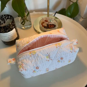 Necessär - Unna dig en ny fin necessär till hösten, perfekt att ha smink eller hudvård i. Men funkar även utmärkt att ha i väskan för småsaker. ☀️🍒 Necessären är egensydd 🪡 Måtten är cirka:  Höjd: 10cm Längd: 21cm Bredd: 11cm 