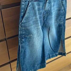 Jeanskjol - Jeanskjol med dragkedja. Sprund i sidorna. Uppskattar storleken som L.