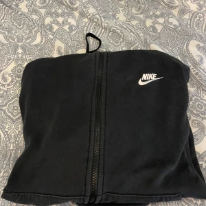 Nike zip - Hoodien är i fint skick inga fläckar eller liknande, bra passform  Hör av er för flera frågor👍