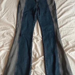 Weekday jeans - Säljer dessa AS snygga och populära weekday jeansen! Jag köpte de på Vinted men de är helt oanvända, jag säljer de då de är förstora på mig!💕