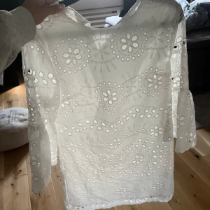Vit klänning - Vit klänning med spets som är använd en gång, sitter jättefint på