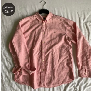 Ralph lauren skjorta - En riktig stilig rosa Ralph Lauren skjorta i storlek S men passar M Skjortan är i mycket bra skick och har fått härliga komplimanger med den Ny pris ligger runt 1100 Säljs för 500kr kan möjligtvis diskuteras